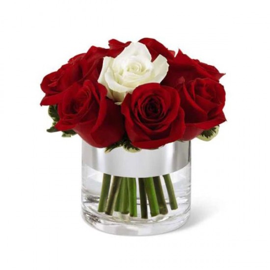 Le Bouquet Expressions D Amour De Ftd Est Une Declaration D Amour Qui Exprime Vos Intentions Une Couronne De Roses Rouges Entourent Une Magnifique Fleur Blanche Depose Dans Un Vase En Verre Avec Une